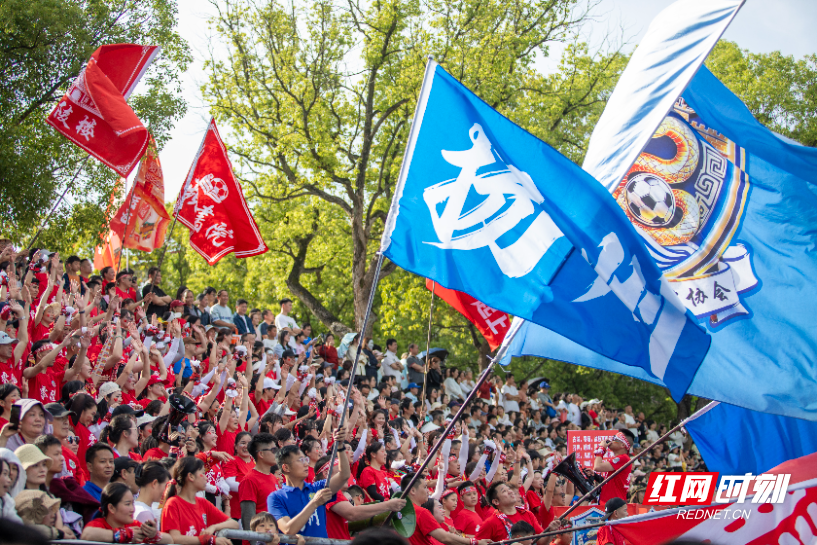 4月26日下午3时30分，2026年永州市足球联赛一场焦点战在湖南科技学院足球场打响。坐镇主场的零陵龙成青训队与来访的祁阳向阳队在高温中激战90分钟，最终0比0握手言和。本场比赛因昔日湘超“番茄三兄弟”首次在正式比赛中分属对立阵营而备受关注——林昊、谷文杰代表零陵龙成青训出战，唐嘉年则镇守祁阳向阳球门，被球迷称为“番茄德比”。现场座无虚席，观众在炎热的天气中见证了一场既有高强对抗、又充满绿茵温情的较量。