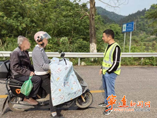 宁远县棉花坪瑶族乡：常态化交通劝导 守护群众出行平安_副本500.png