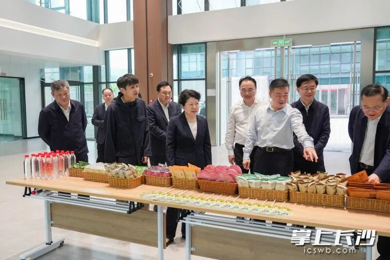 湖南茶颜悦色研发生产基地调研现场。 均为长沙晚报全媒体记者 郭雨滴 摄