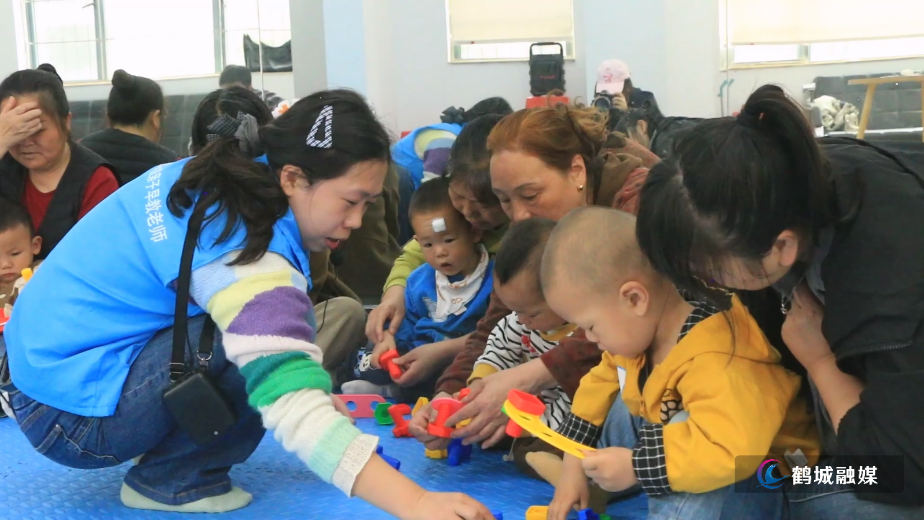 初编：迎丰街道板桥铺社区：公益亲子早教开课 助力儿童快乐成长.mp4_20260429_165832.315.jpg