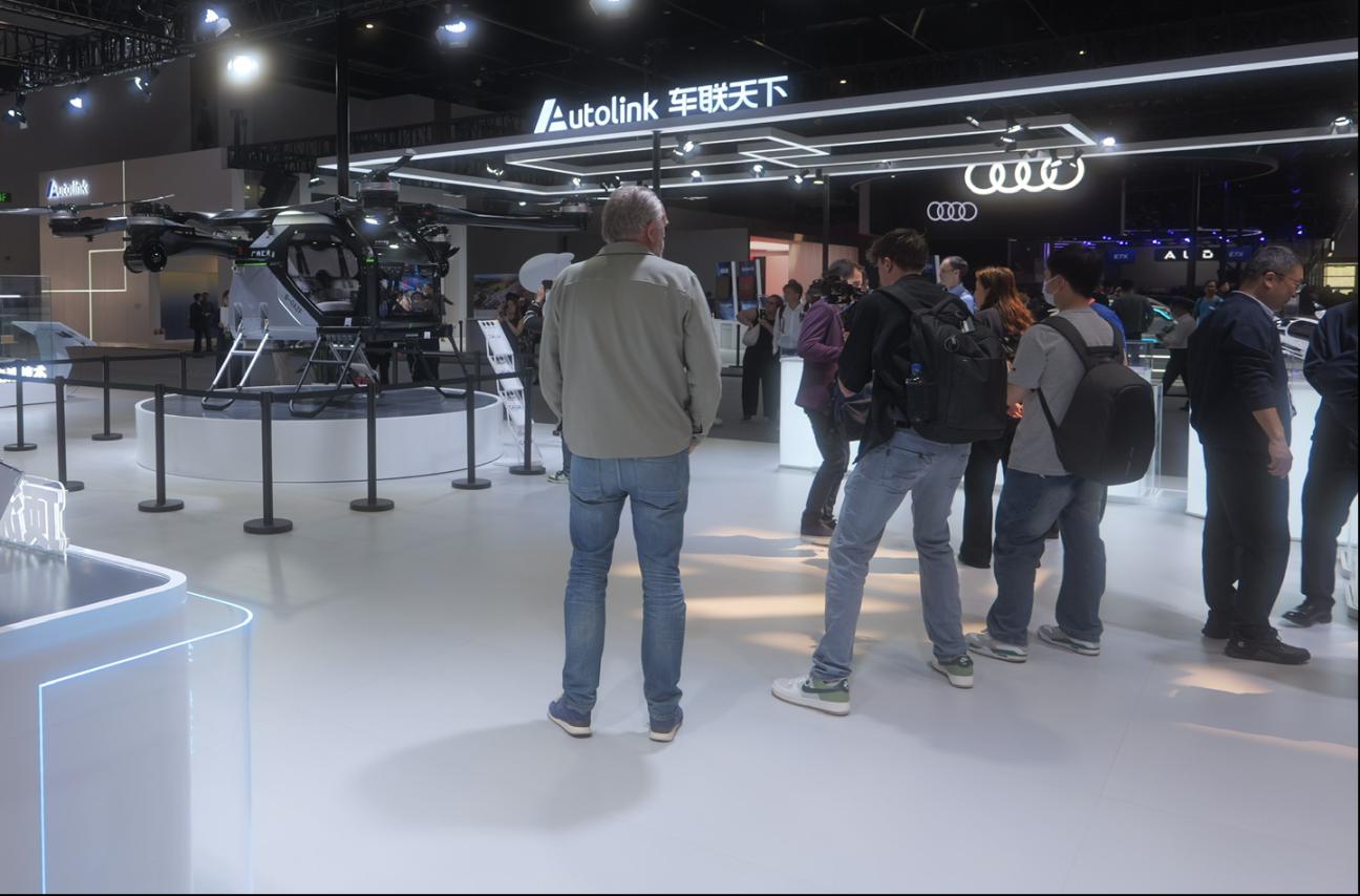 2026北京车展上的创新产品吸引外媒关注。人民网记者 焦磊摄