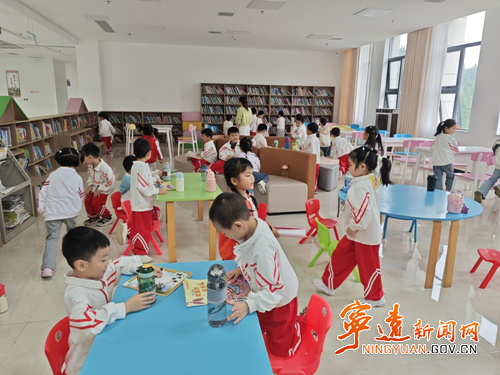 宁远：萌娃走进图书馆&nbsp;邂逅书香之美_副本500.png