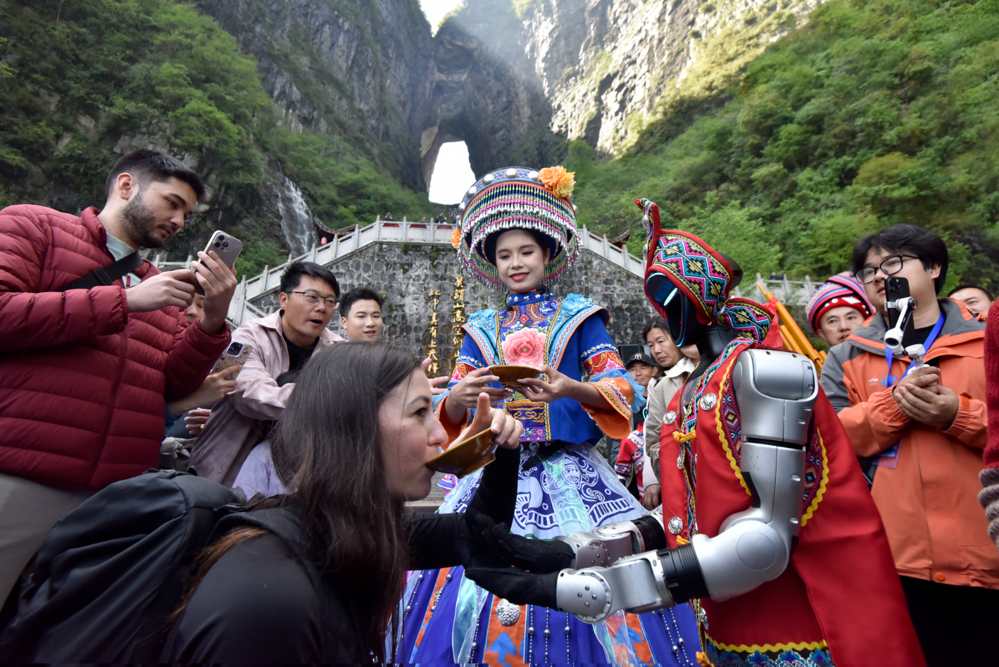 张家界宠游客丨超有爱！天门山景区“五一”假期宠游客模式开启