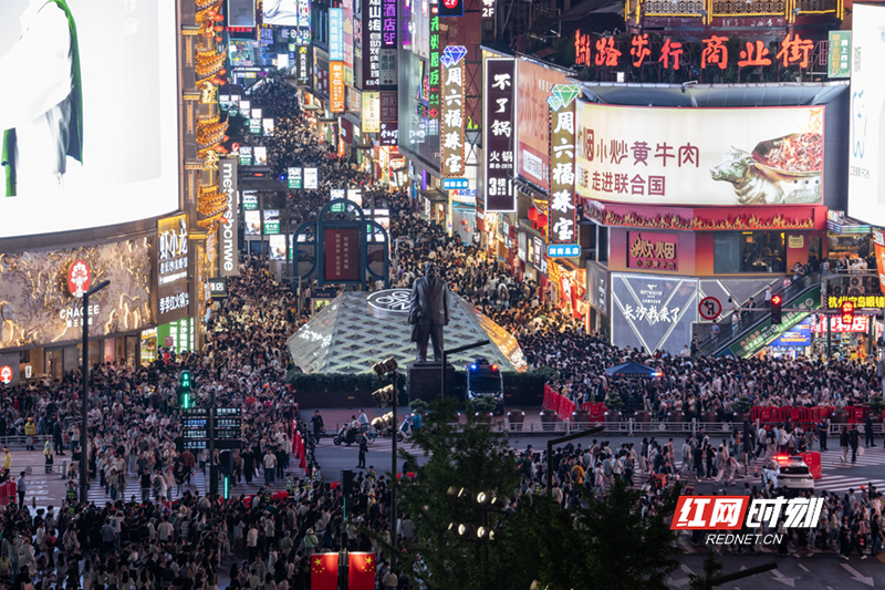 组图 ｜五一长沙：一条街的烟火与活力
