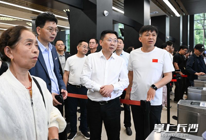 5月1日,市委副书记、市长陈博彰检查督导节假日重点场所安全运行工作。 长沙晚报全媒体记者 王志伟 摄 5月1日,市委副书记、市长陈博彰检查督导节假日重点场所安全运行工作。 长沙晚报全媒体记者 王志伟 摄