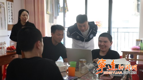 宁远：湘超永州队主教练黄楚儒看望残疾双胞胎兄弟1_副本500.jpg