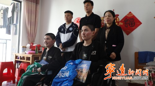 宁远：湘超永州队主教练黄楚儒看望残疾双胞胎兄弟2_副本500.jpg