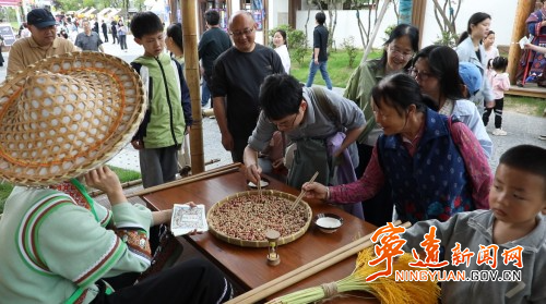【美景不远·就在宁远】宁远：九嶷山南风集迎来游玩热潮2_副本500.jpg