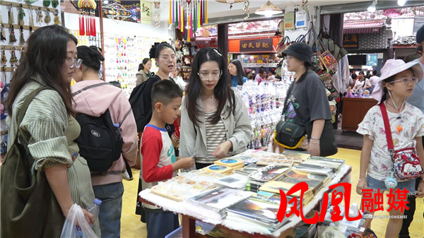 凤凰古城五一假期带火消费市场 非遗、文创[00_03_30][20260505-115537].jpg