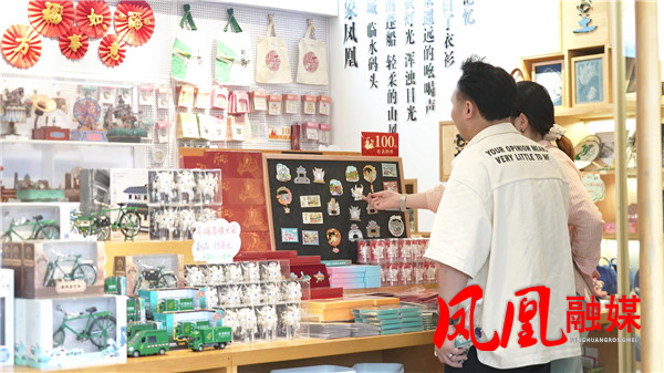凤凰古城五一假期带火消费市场 非遗、文创[00_01_23][20260505-115142].jpg