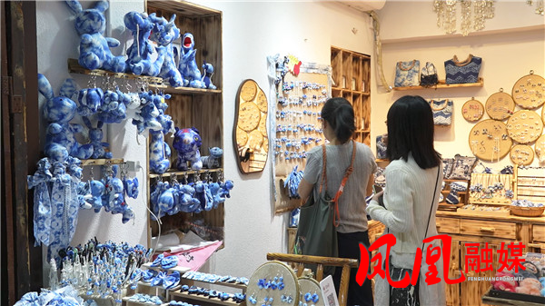 凤凰古城五一假期带火消费市场 非遗、文创[00_02_58][20260505-115516].jpg