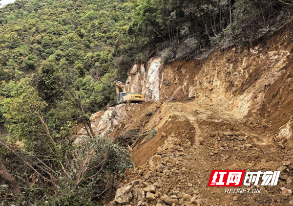 项目路基全线贯通标志地.jpg