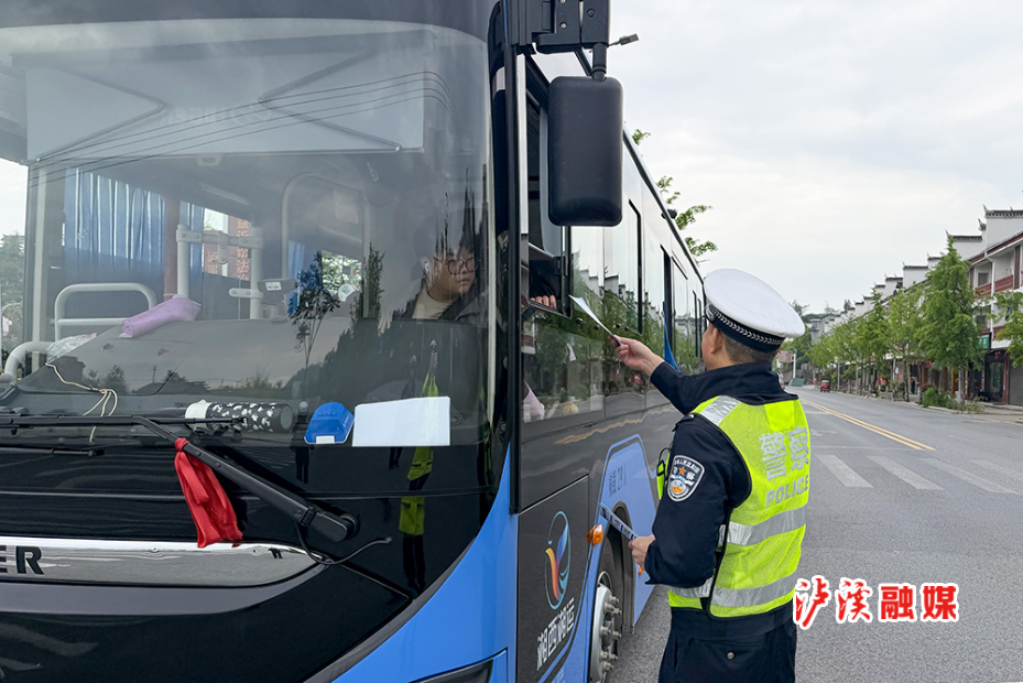 交警五一安保.jpg2.jpg3.jpg