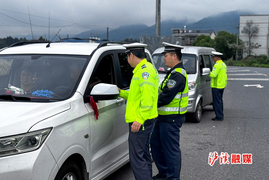 交警五一安保.jpg