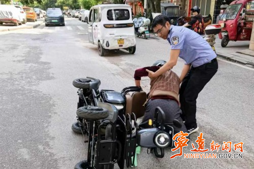 宁远县公安局：暖心服务传温情1_副本500.jpg