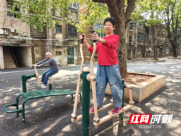 图一居民在新安装的健身器材上锻炼身体，享受美好时光_副本.jpg
