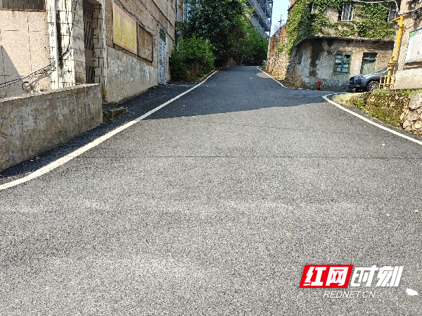 图二：改造后的小区沥青路面平整宽阔，居民舒心出行。_副本.jpg