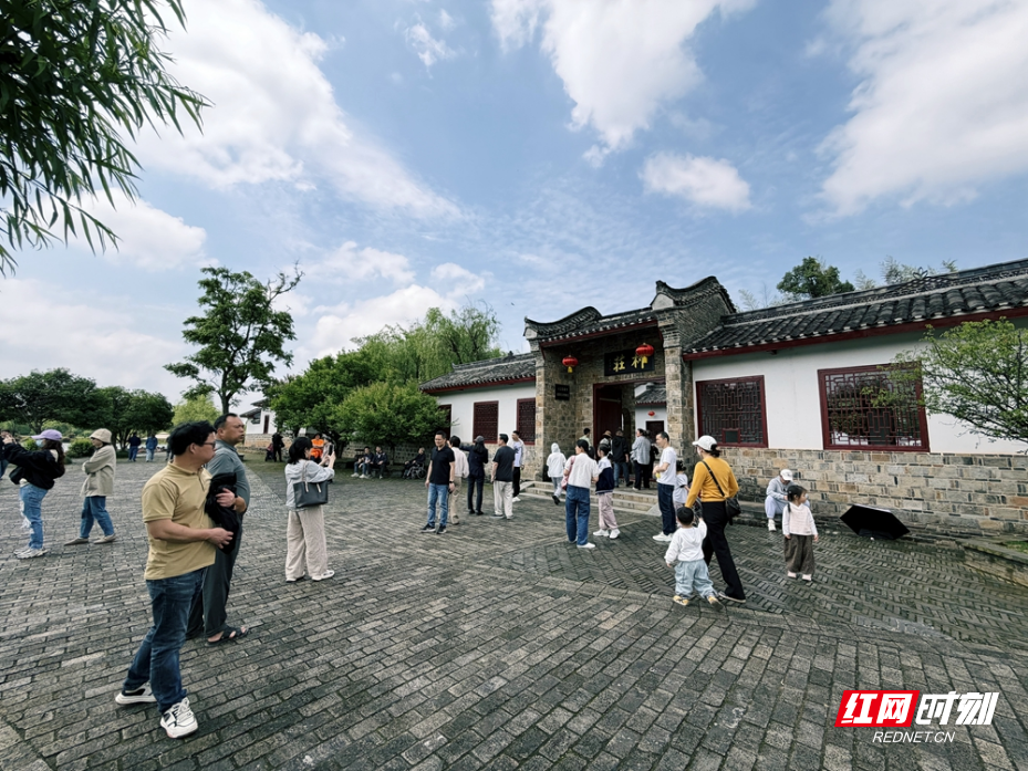 柳庄景区将农事体验与左公文化深度绑定，让游客在参与中感受湘阴特色文旅魅力。.jpg