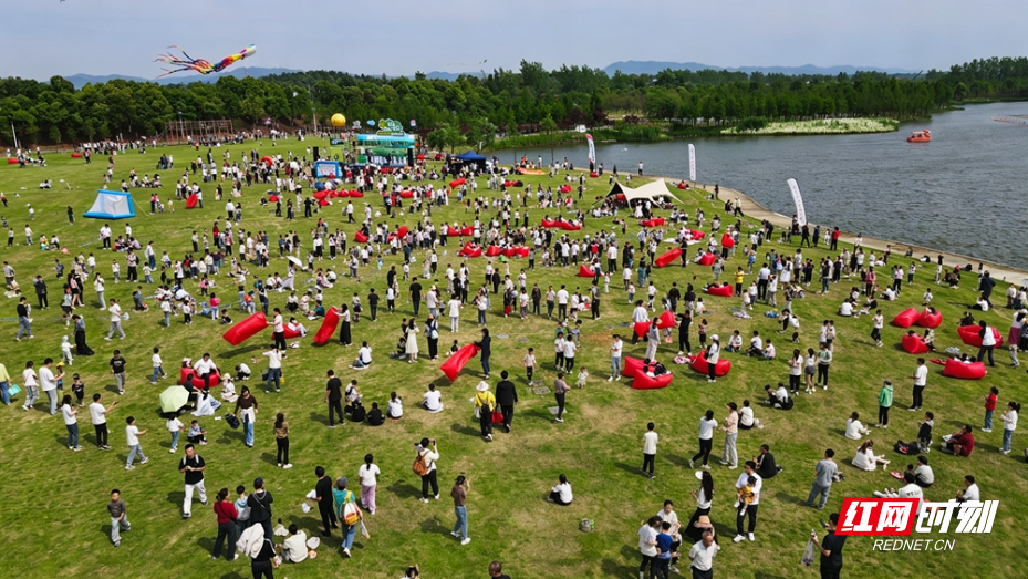 洋沙湖景区在五一假期成为周边游客的首选目的地。5月1日至5日，景区累计接待游客超7万人次。.jpg