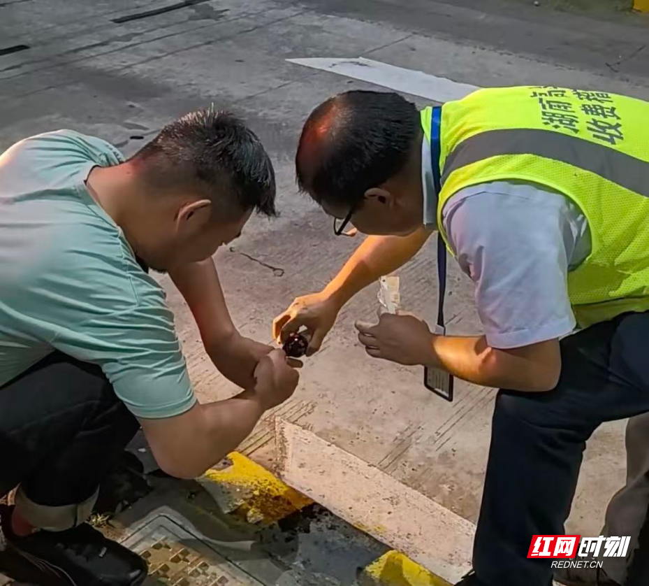 收费员帮被黄蜂蜇伤的司机处理伤口.jpg