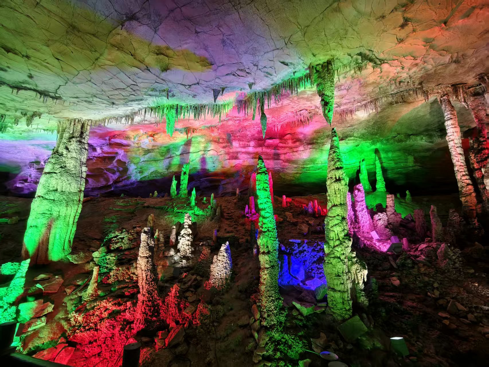 张家界黄龙洞：神奇的地下山河