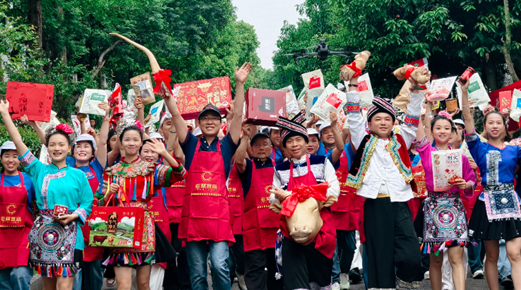 视频丨“厂T”秒变秀场，车间唱响村歌！新晃这家企业把生产线搬上舞台“C位”