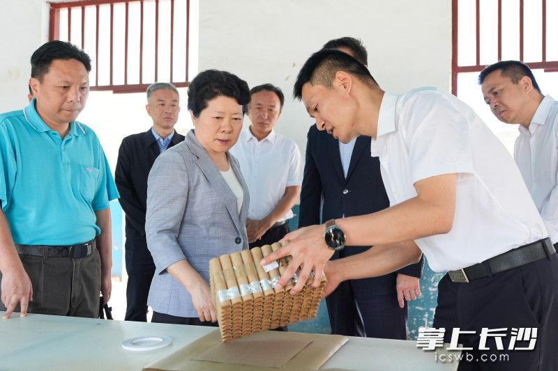 5月10日,省委常委、市委书记吴桂英深入宁乡市,督导检查烟花爆竹、危险化学品领域安全生产工作,来到湖南银意烟花燃放制造有限公司。 5月10日,省委常委、市委书记吴桂英深入宁乡市,督导检查烟花爆竹、危险化学品领域安全生产工作,来到湖南银意烟花燃放制造有限公司。