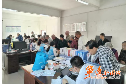 宁远县九疑瑶族乡：义诊“零距离”  情暖“银发”心_副本500.jpg