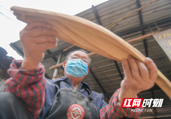 2026年5月10日，在湖南省永州市道县上关街道水南社区，77岁的周承云在打磨小龙船。 (11).jpg