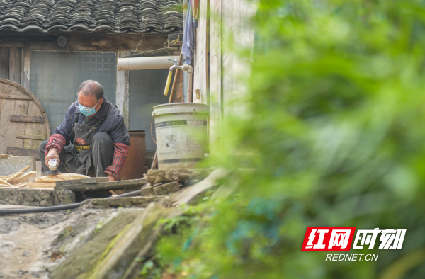 2026年5月10日，在湖南省永州市道县上关街道水南社区，77岁的周承云在打磨小龙船。 (12).jpg