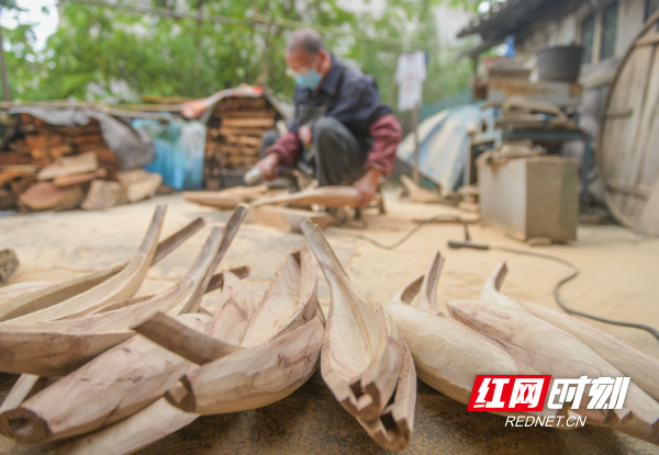 2026年5月10日，在湖南省永州市道县上关街道水南社区，77岁的周承云在打磨小龙船。 (15).jpg