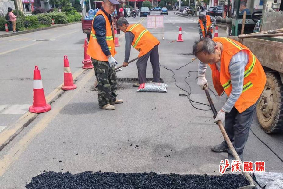 公路局维修公路.jpg 公路局维修公路.jpg