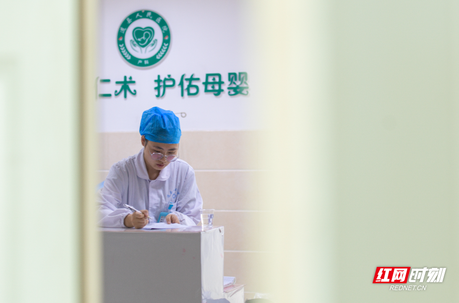 2026年5月11日，湖南省永州市道县人民医院产科，叶超荣在填写病历。.jpg