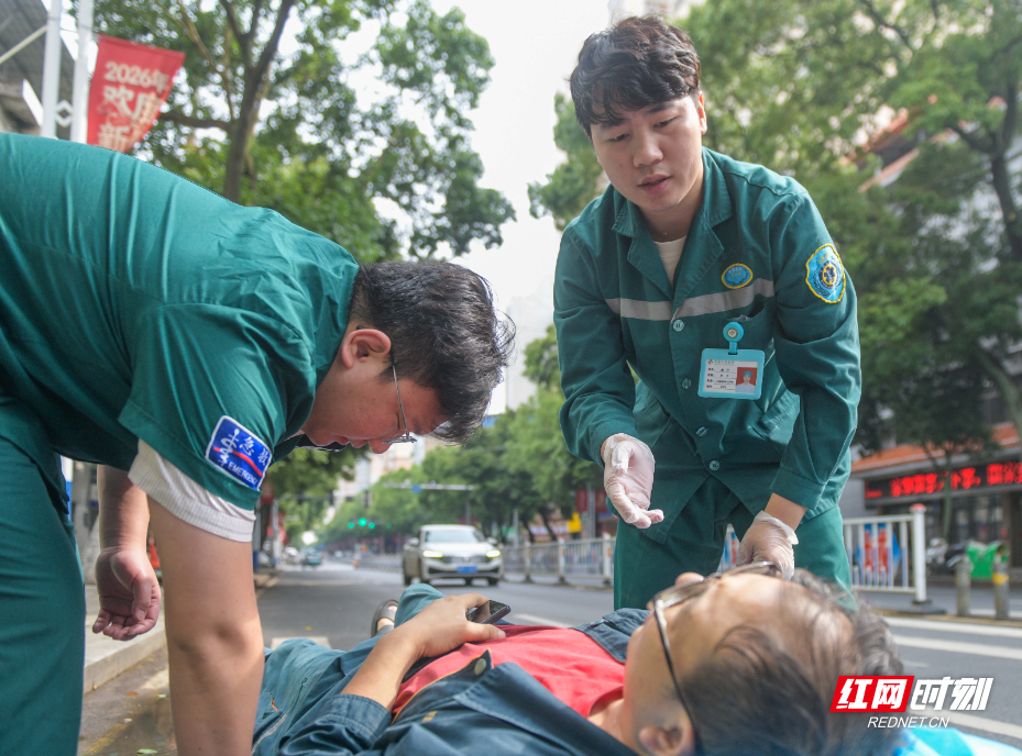 2026年5月11日，湖南省永州市道县潇水南路，唐宁在救护一位跌倒的患者。.jpg