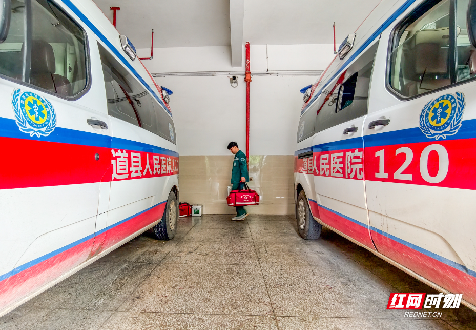 2026年5月11日，湖南省永州市道县人民医院120急救中心，唐宁在急救车上做好出诊前的各项准备工作。 (17).jpg