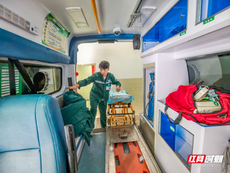 2026年5月11日，湖南省永州市道县人民医院120急救中心，唐宁在急救车上做好出诊前的各项准备工作。 (16).jpg