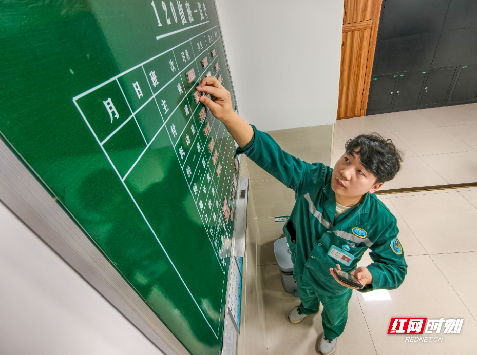 2026年5月11日，湖南省永州市道县人民医院120急救中心，唐宁在调整值班表。 (2).jpg
