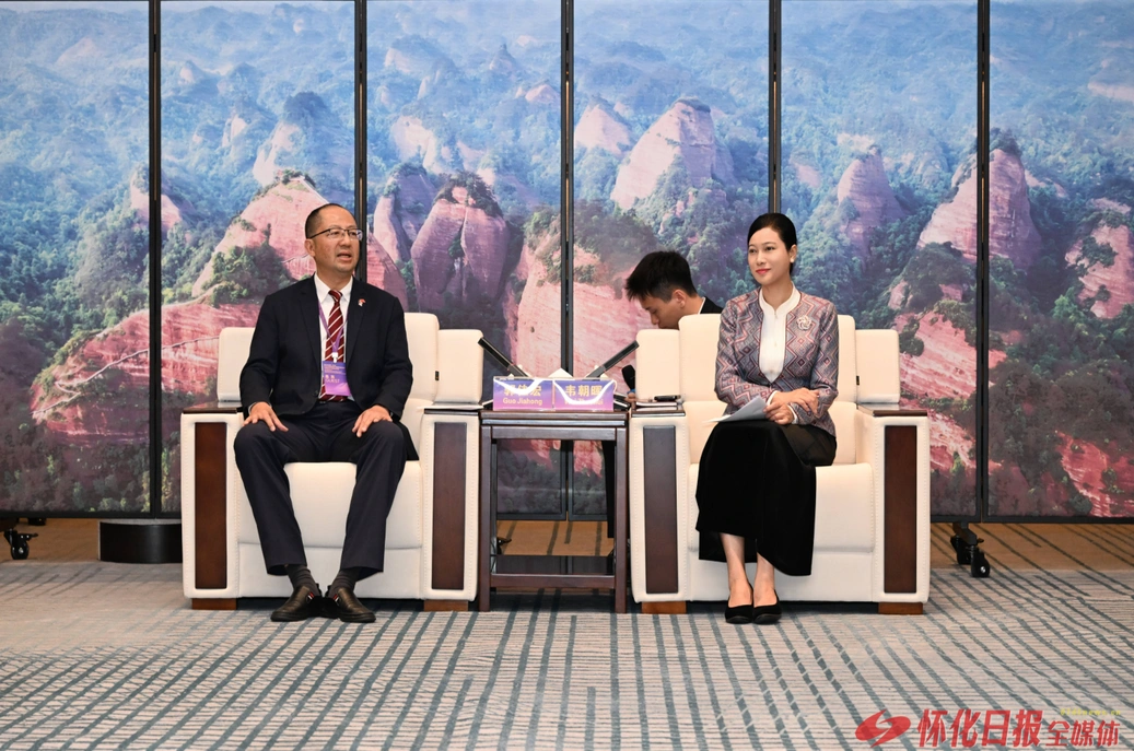 韦朝晖会见境外客商代表