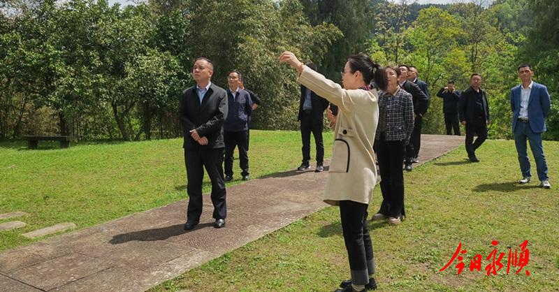 永顺县委书记向加茂到贵州遵义海龙囤土司遗址考察.jpg 永顺县委书记向加茂到贵州遵义海龙囤土司遗址考察.jpg