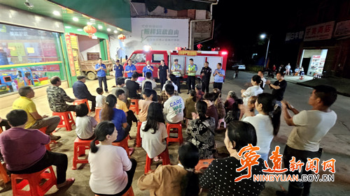 宁远县冷水镇：夜间集市话平安 板凳宣讲护万家_副本500.jpg
