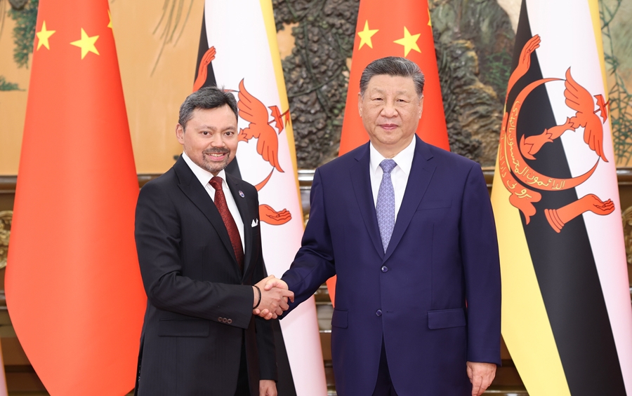 习近平会见文莱王储比拉