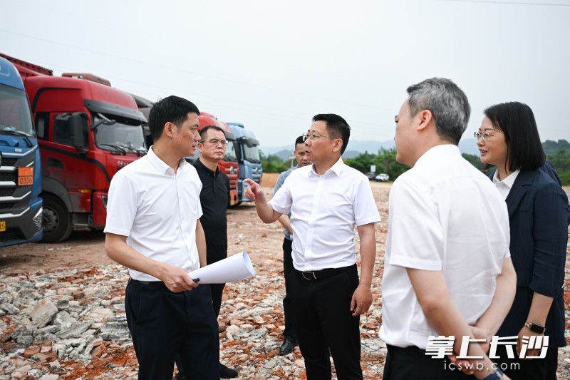 陈博彰在湖南泓尚物流有限责任公司检查督导烟花爆竹运输安全监管工作。 均为长沙晚报全媒体记者 王志伟 摄