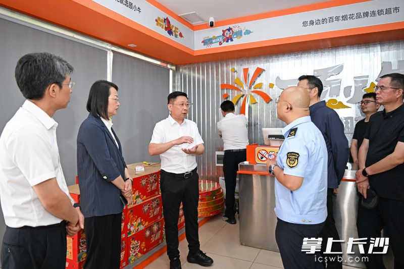 陈博彰在颐小牛城市烟花开福旗舰店检查督导。