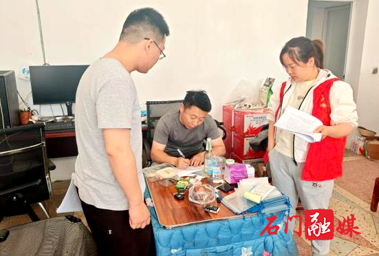 闫家溶社区开展优化营商环境大走访专项行动1.jpg