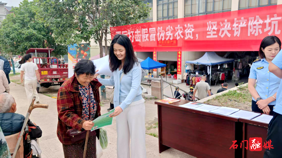 石门县开展放心农资下乡进村暨农业普法活动3.jpg
