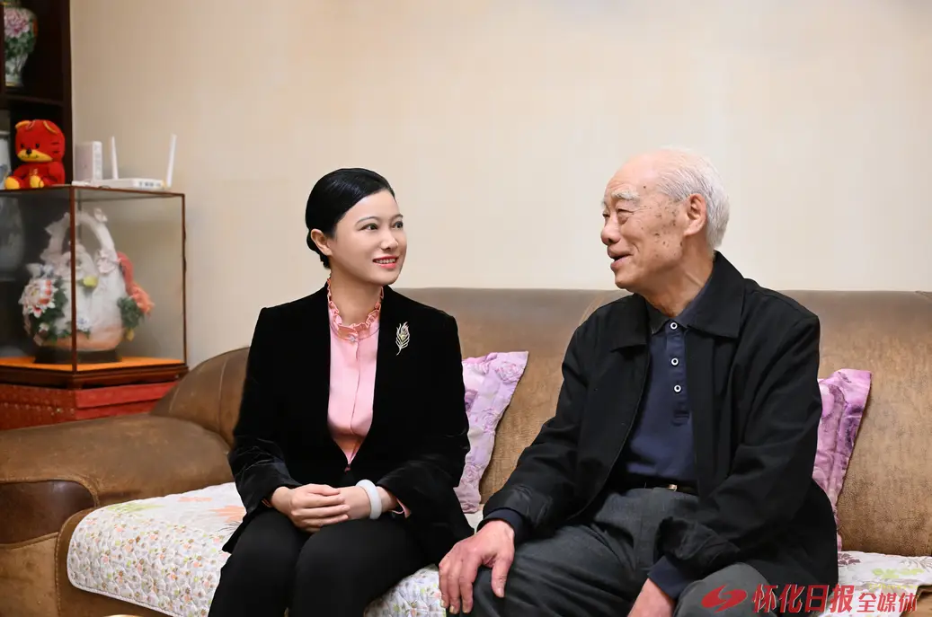 韦朝晖看望慰问老领导老同志