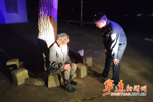 宁远民警深夜救助两名迷路“夕阳红”_副本500.jpg