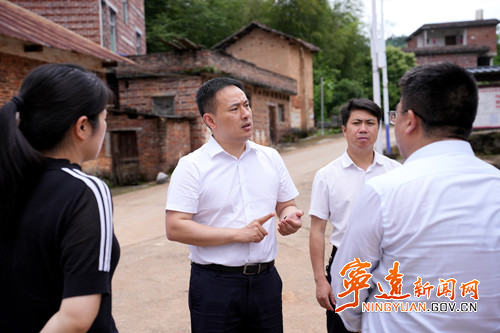 林亮亮调研农村乱占耕地建房专项整治工作_副本500.jpg