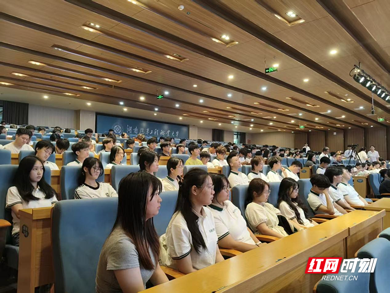 图片10观众席.png