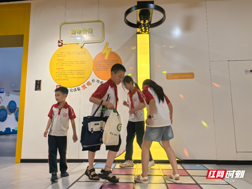 学生在发电地板上蹦跳发电.jpg 学生在发电地板上蹦跳发电.jpg